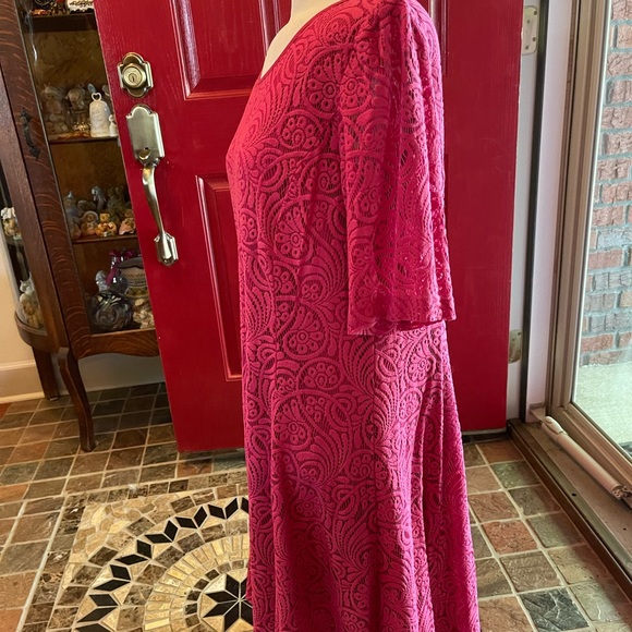 Pink lace dress - Picture 4 of 4